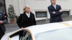 Papa Francisco firmando su Lamborghini Huracán blanco