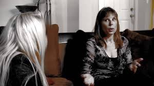 Valerie es una madre que permite que su hija de 15 años se ponga bótox.