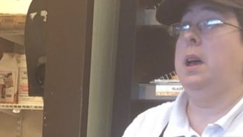 La empleada insultó a la clienta.