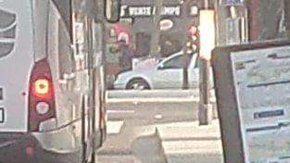 Nadie quiso ayudar al hombre a subir y el chofer se molestó.