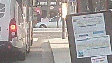 Nadie quiso ayudar al hombre a subir y el chofer se molestó.