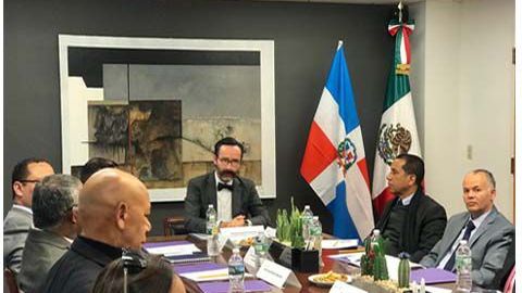 Los diplomáticos mexicanos y dominicanos se reunieron para intercambiar experiencias de servicio.