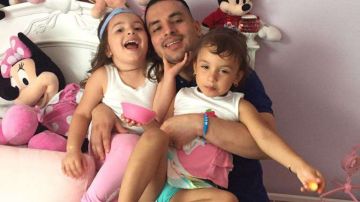 Pablo Villavicencio en casa junto a sus hijas Luciana y Antonia tras ser liberado por ICE.