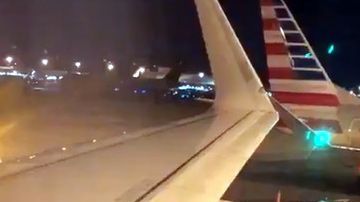 asajeros compartieron imágenes de patrullas afuera del avión en Miami.