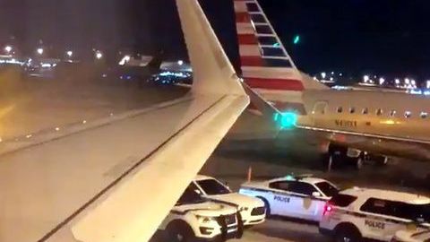 asajeros compartieron imágenes de patrullas afuera del avión en Miami.