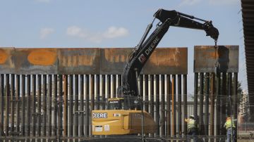 Trabajadores reemplazan la valla fronteriza México-Estados Unidos en Texas.