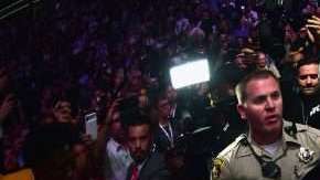 Khabib Nurmagomedov fue contenido por la policía de Las Vegas en la función UFC 229. (Foto: Harry How/Getty Images)