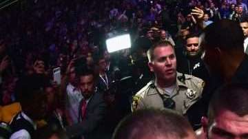 Khabib Nurmagomedov fue contenido por la policía de Las Vegas en la función UFC 229. (Foto: Harry How/Getty Images)