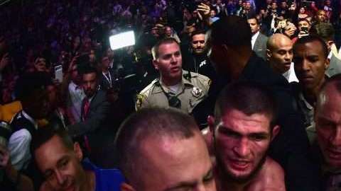 Khabib Nurmagomedov fue contenido por la policía de Las Vegas en la función UFC 229. (Foto: Harry How/Getty Images)