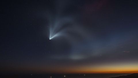 El cohete SpaceX Falcon 9 se curva alrededor de la Tierra.