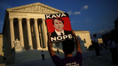 Cientos de personas han pedido suspender la nominación del juez Kavanaugh.