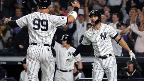 Aaron Judge (99) celebra con Giancarlo Stanton.