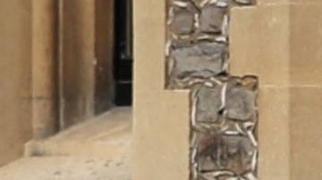 La Princesa Euginie de York se sube al Aston Martin DB10 que manejó Daniel Craig en Spectre