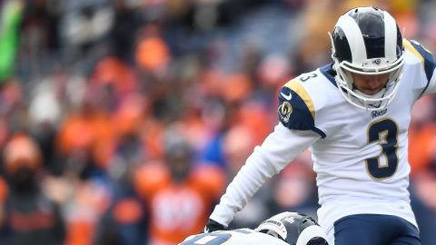 El pateador brasileño Cairo Santos le dio el triunfo a Los Angeles Rams frente a Denver. (Foto: Dustin Bradford/Getty Images)