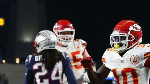 El receptor de Chiefs, Tyreek Hill, fue agredido con cerveza tras conseguir una anotación