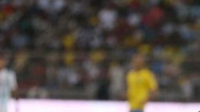 El brasileño Neymar no pudo contra el argentino Renzo Saravia. (Foto: AFP/Getty Images)