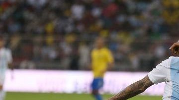 El brasileño Neymar no pudo contra el argentino Renzo Saravia. (Foto: AFP/Getty Images)