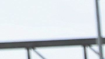 Un policía mexicano protege a un inmigrante y a su hijo durante un enfrentamiento.