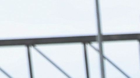 Un policía mexicano protege a un inmigrante y a su hijo durante un enfrentamiento.