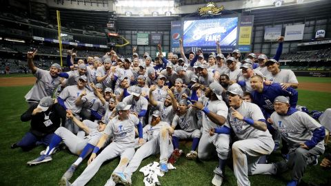 Los Dodgers refrendaron su corona de la Liga Nacional en el estadio Miller Park.