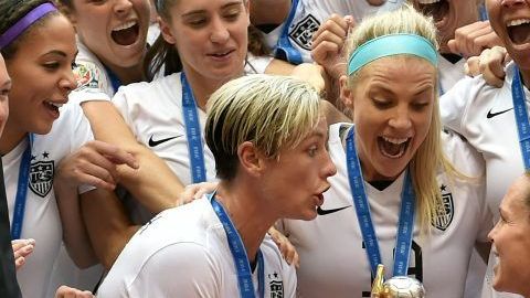La FIFA aumentó los premios para el Mundial Femenil 2019, pero incrementó la brecha con el varonil. (Foto: Rich Lam/Getty Images)