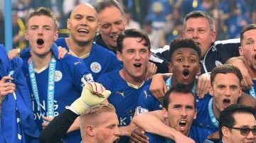 El dueño del Leicester Vichai Srivaddhanaprabha festejó con su equipo el campeonato de la Premier League en 2016.  (Foto: Shaun Botterill/Getty Images)