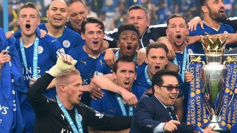 El dueño del Leicester Vichai Srivaddhanaprabha festejó con su equipo el campeonato de la Premier League en 2016.  (Foto: Shaun Botterill/Getty Images)