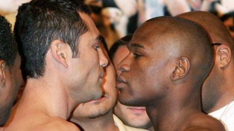 Oscar De La Hoya y Floyd Mayweather se tiran mutuamente con el Canelo en medio (Foto: ROBYN BECK/AFP/Getty Images)