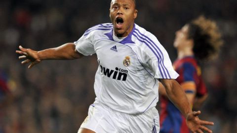 El brasileño Julio Cesar Baptista celebra un gol contra el Barcelona en 2007. (Foto: JAVIER SORIANO/AFP/Getty Images)