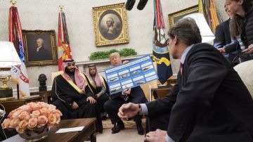 El príncipe Mohammed bin Salman en la Casa Blanca, donde el presidente Trump habló de la venta de armas.