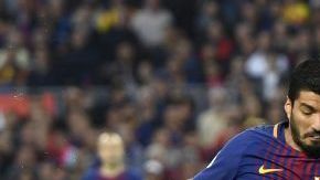 Luis Suárez del Barcelona y Raphael Varane del Real Madrid durante el pasado Clásico. (Foto: Alex Caparros/Getty Images)