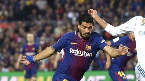 Luis Suárez del Barcelona y Raphael Varane del Real Madrid durante el pasado Clásico. (Foto: Alex Caparros/Getty Images)