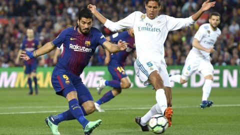 Luis Suárez del Barcelona y Raphael Varane del Real Madrid durante el pasado Clásico. (Foto: Alex Caparros/Getty Images)