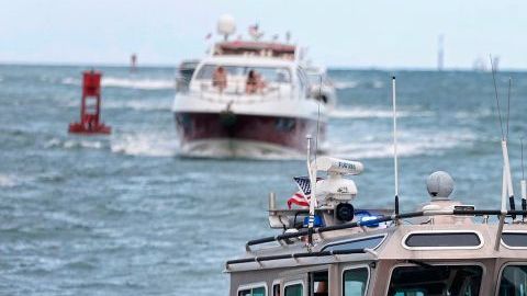 Personal de la Guardia Costera se encuentra en labores de rescate.