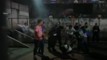 Puñetazos y patadas se desataron afuera del estadio Azteca