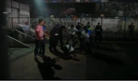 Puñetazos y patadas se desataron afuera del estadio Azteca