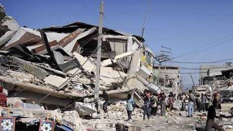 El potente sismo ha dejado severos daños.