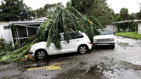 Vista de los daños materiales provocados por el huracán Matthew en una urbanización de casas prefabricadas del condado de Seminole en Fort Piece, Florida.