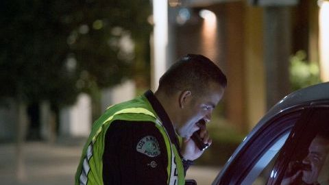 Los automovilistas sin licencia tienen que presentar seguro de auto, registro del vehículo y no tener antecedentes.