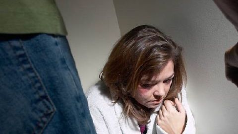 Cualquier tipo  de violencia doméstica,  como los abusos físicos o verbales deben ser denunciados.