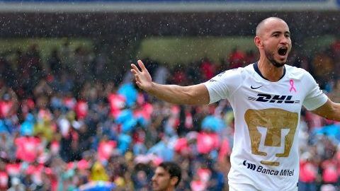 Carlos González festeja sus goles con Pumas ante los Tigres de Ferretti. (Foto: Imago7)