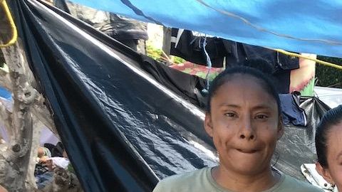 Karla Montes (tercera de d a i) con amigos mexicanos dando comida a migrantes..