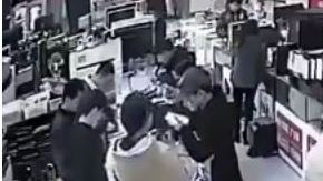 El chico quería comprar el teléfono y se llevó gran susto.