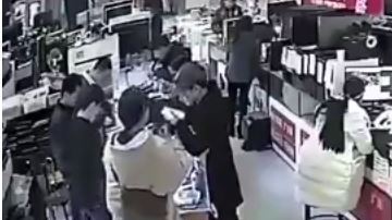 El chico quería comprar el teléfono y se llevó gran susto.