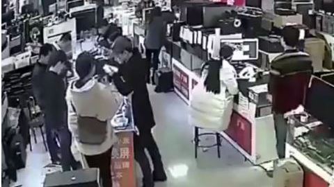 El chico quería comprar el teléfono y se llevó gran susto.