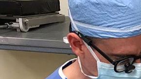 Doctor operando al juguete de un niño.