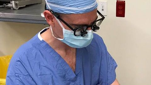 Doctor operando al juguete de un niño.