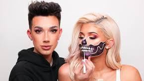 James Charles maquilla a Kylie Jenner.