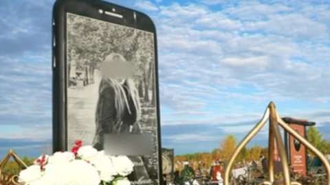 Así luce la tumba de una joven rusa.