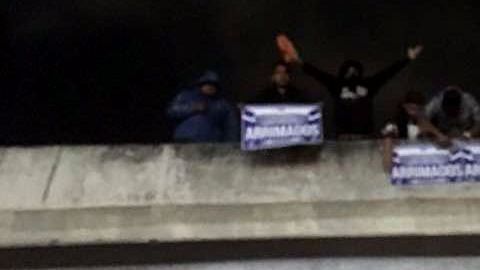 Los integrantes de la barra del América se hicieron notar en los alrededores del estadio Azteca